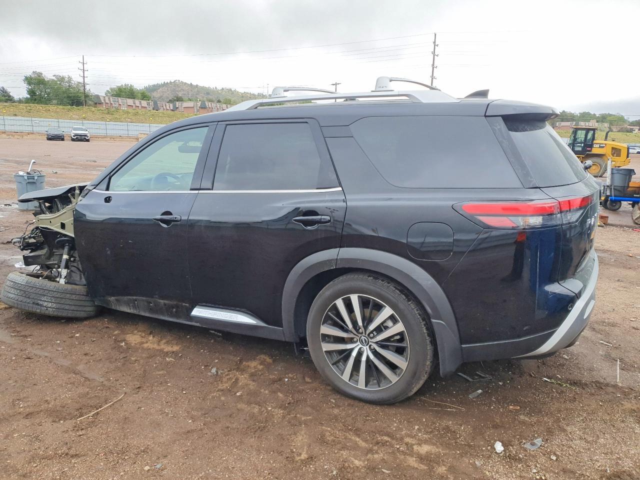 2025 Nissan Pathfinder Platinum - Image 2
