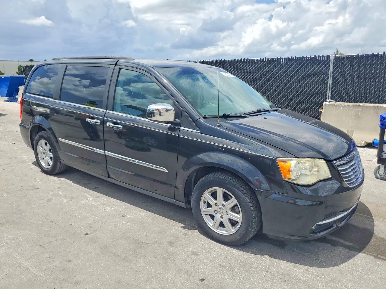 2012 Chrysler Town & Country Touring - Image 4