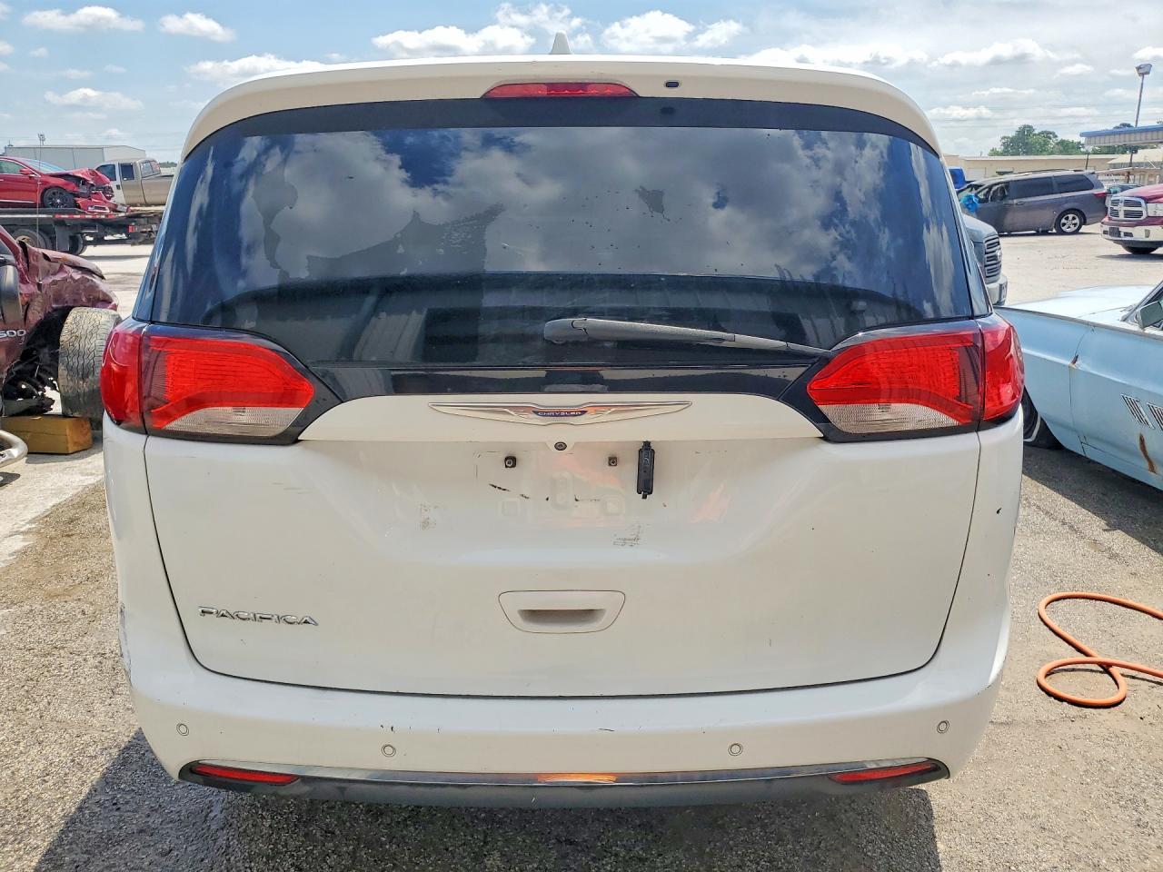 2017 Chrysler Pacifica Touring L - Image 6