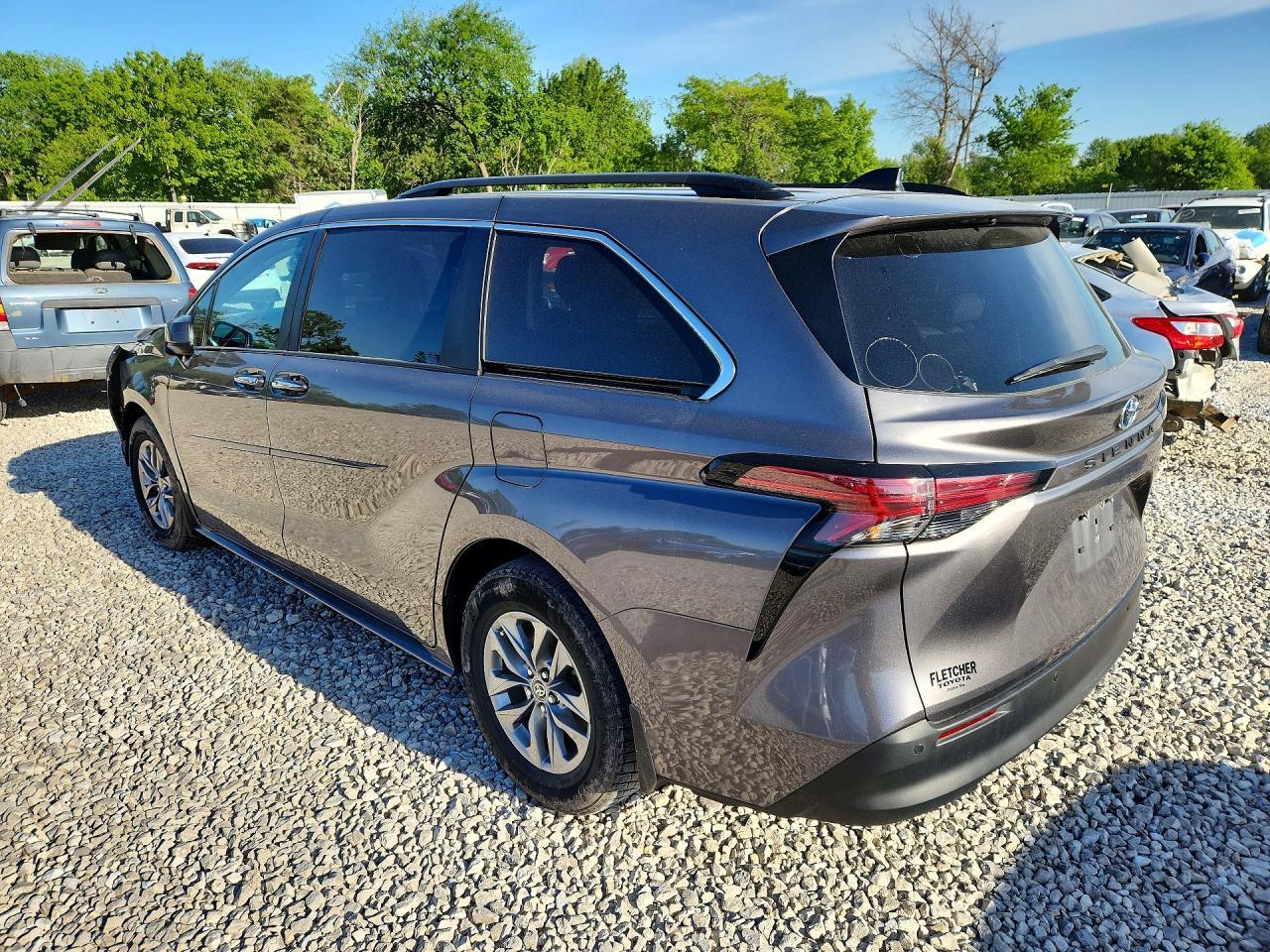 2022 Toyota Sienna Xle - Image 2