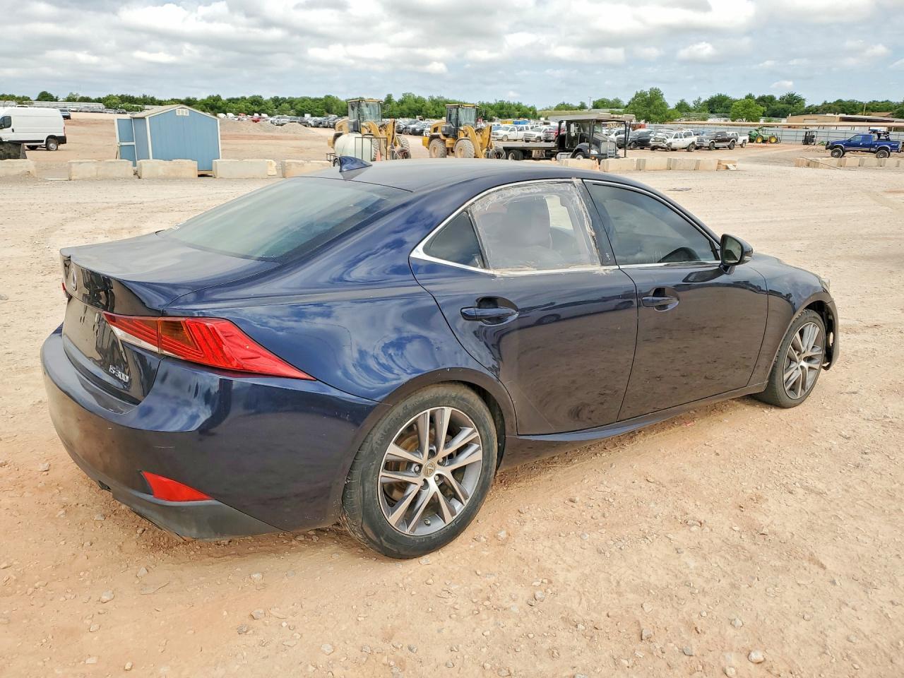 2019 Lexus Is 300 - Image 3