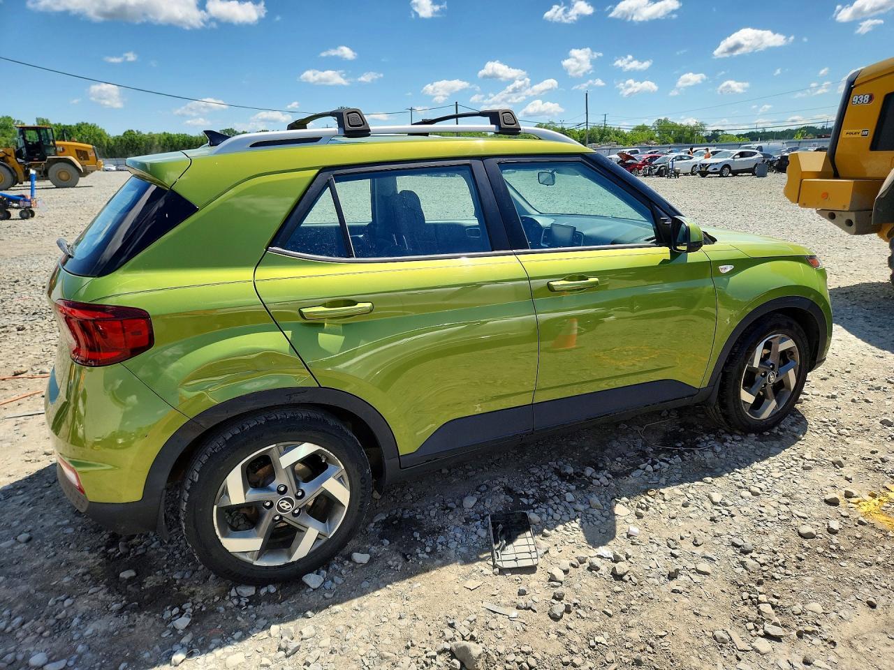 2022 Hyundai Venue Sel - Image 3