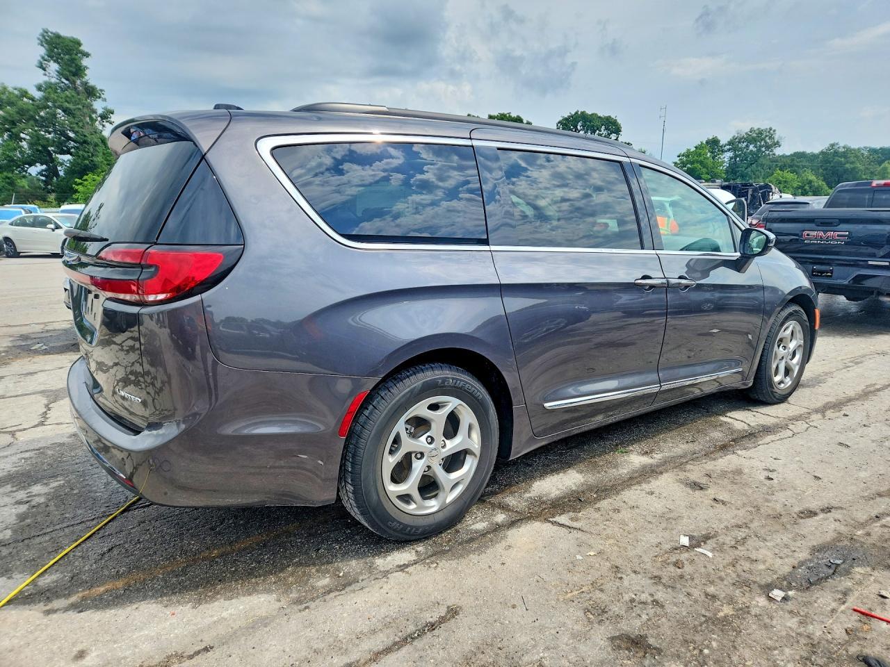 2023 Chrysler Pacifica Limited - Image 3