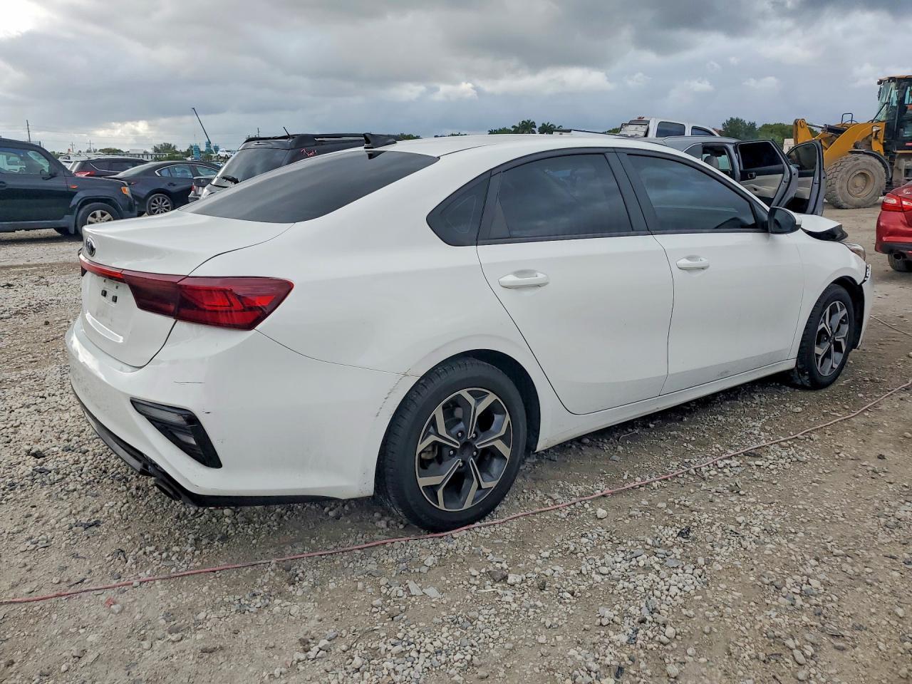 2021 Kia Forte Lxs - Фото 3
