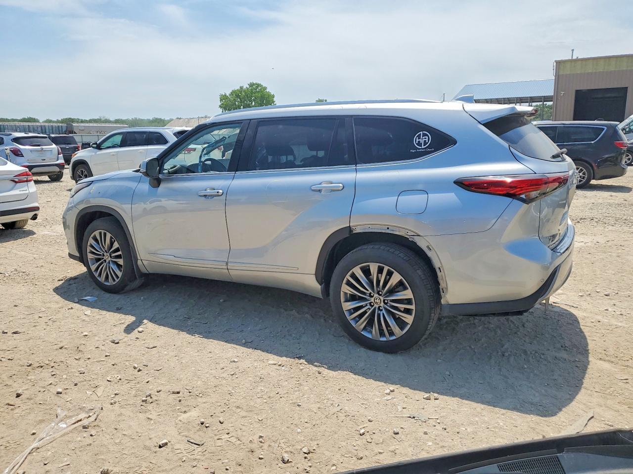 2021 Toyota Highlander Platinum - Image 2