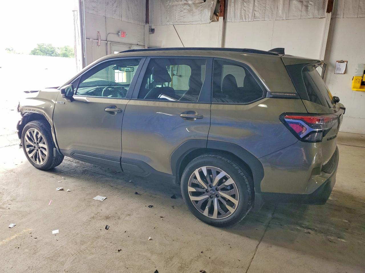 2025 Subaru Forester Touring - Фото 2
