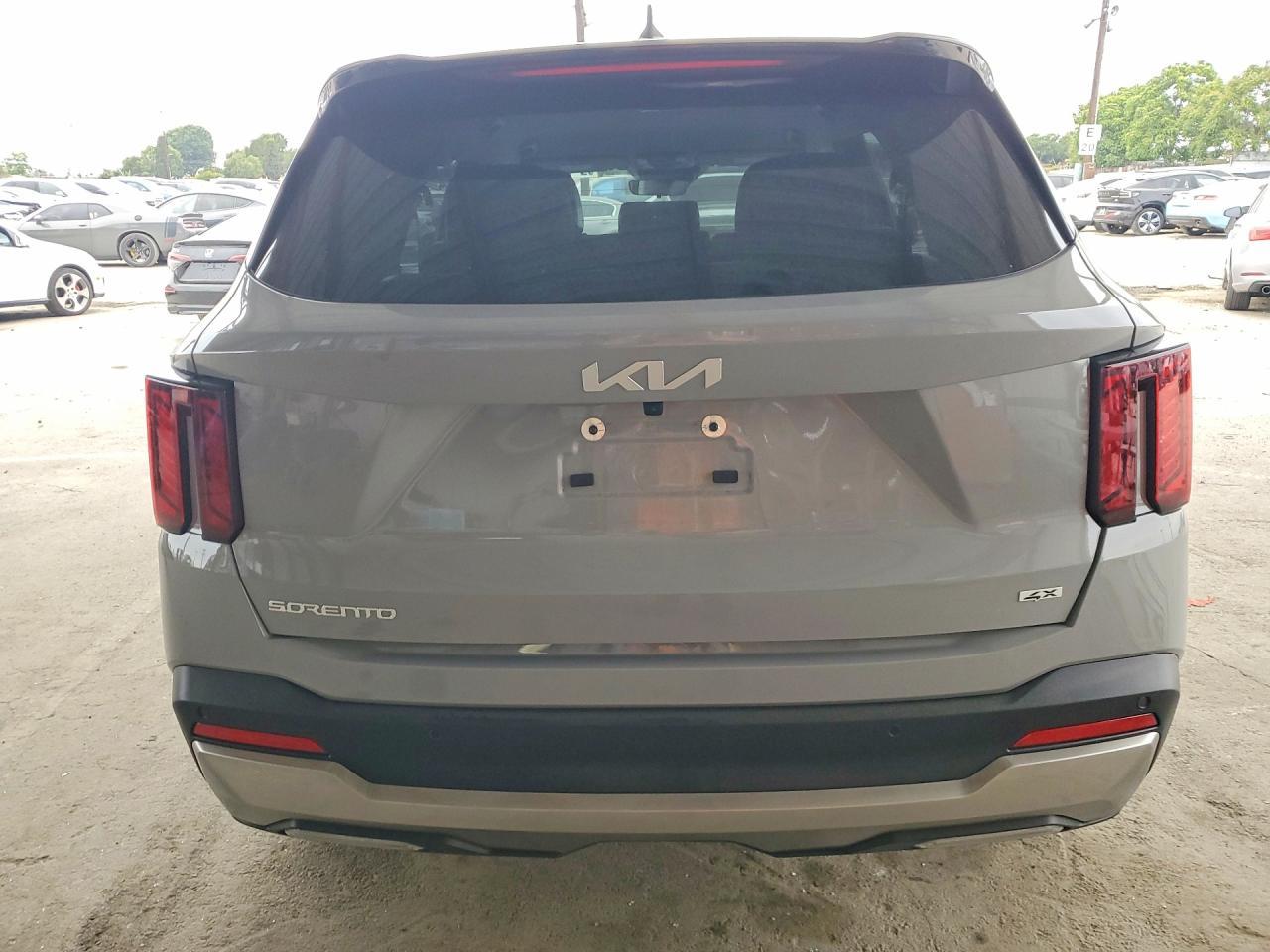 2025 Kia Sorento S - Image 6