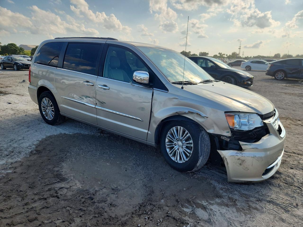 2016 Chrysler Town & Country Touring L - Фото 4