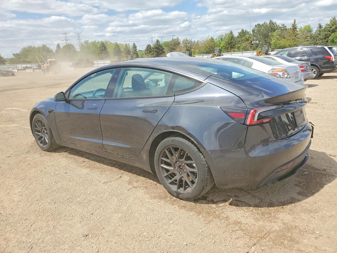 2024 Tesla Model 3 - Фото 2