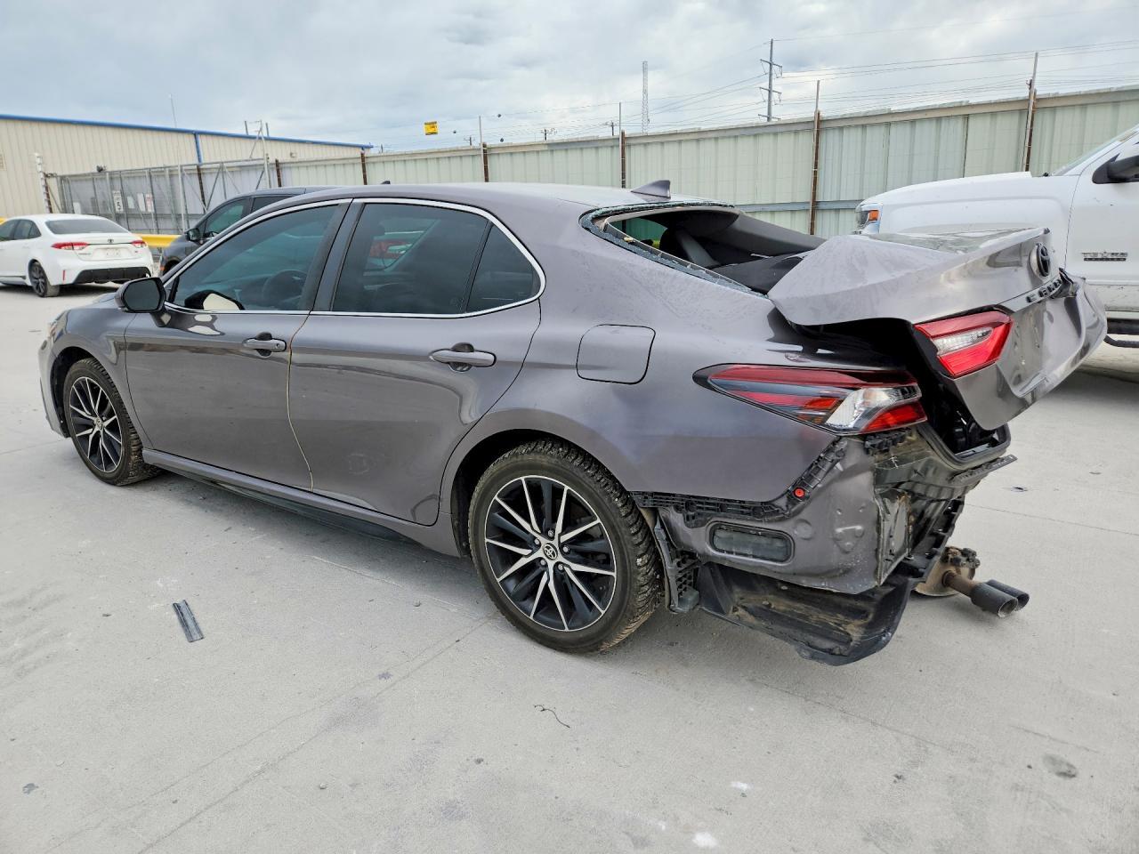 2022 Toyota Camry Se - Фото 2