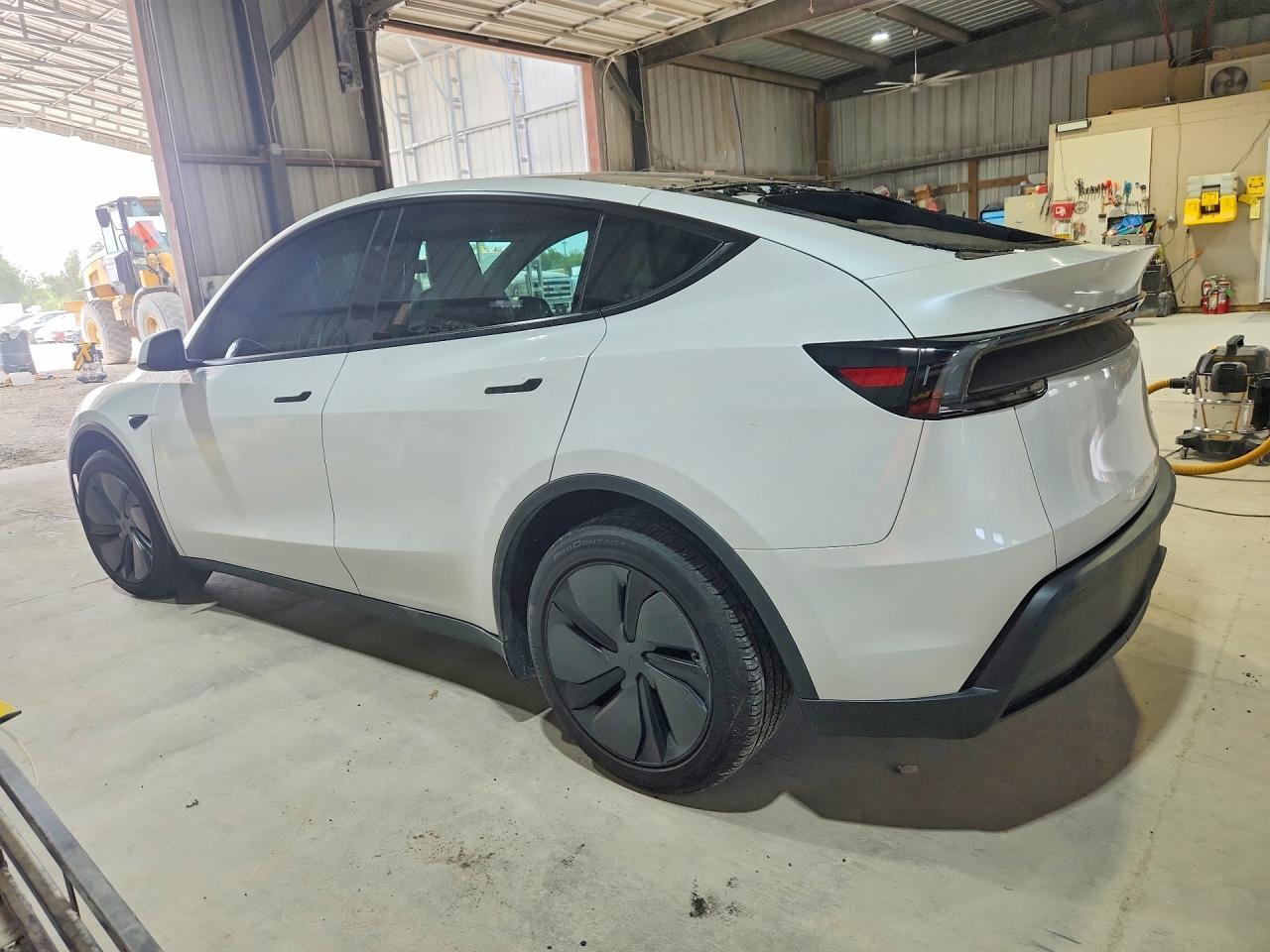2026 Tesla Model Y - Фото 2