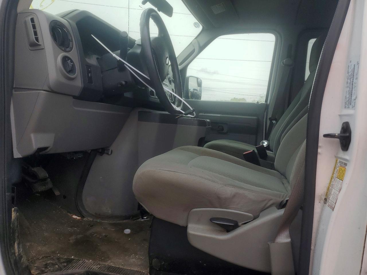 2010 Ford Econoline E350 Super Duty Wagon - Фото 7