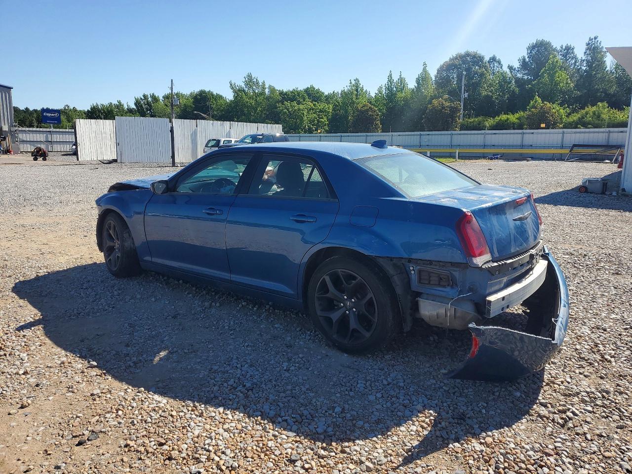 2020 Chrysler 300 Touring - Фото 2