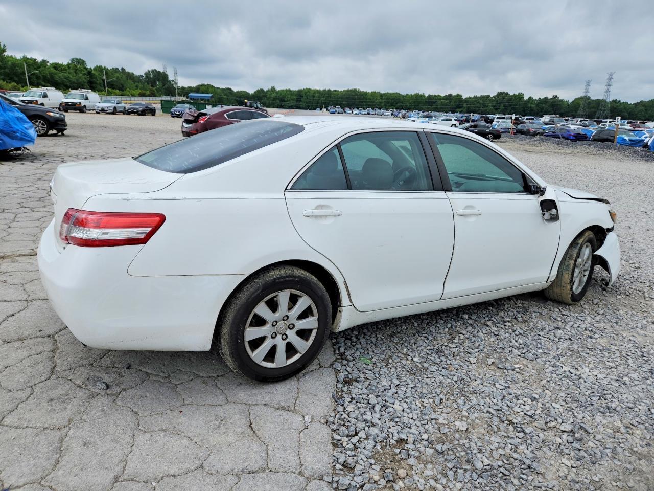 2011 Toyota Camry Le - Фото 3