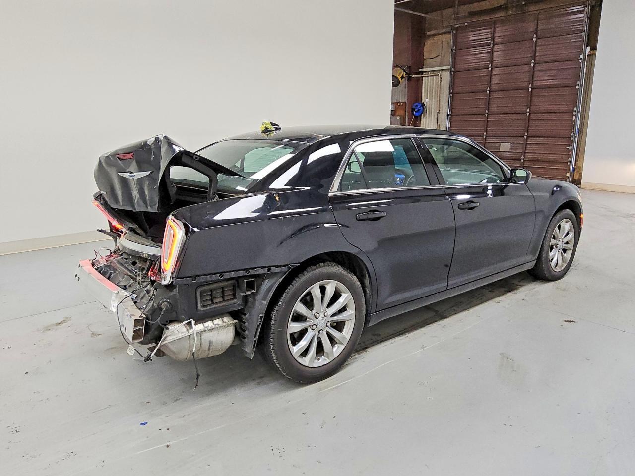 2022 Chrysler 300 Touring - Фото 3