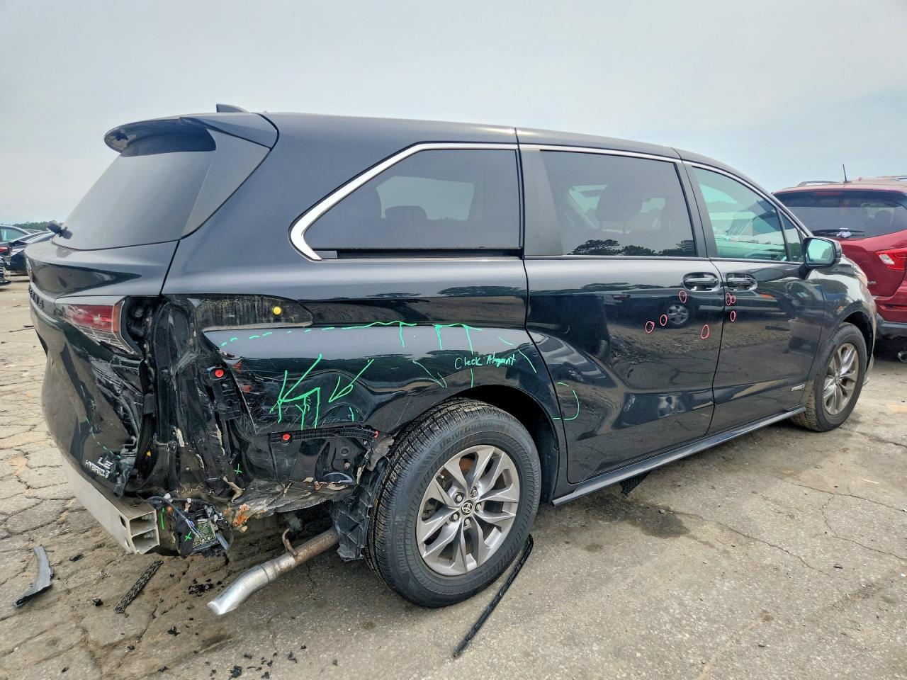 2021 Toyota Sienna Le - Image 3