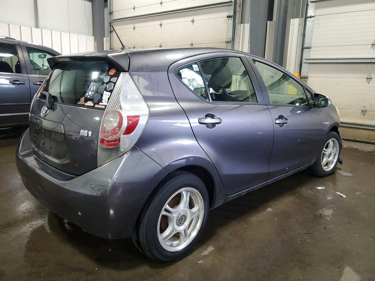 2013 Toyota Prius C Two - Фото 3