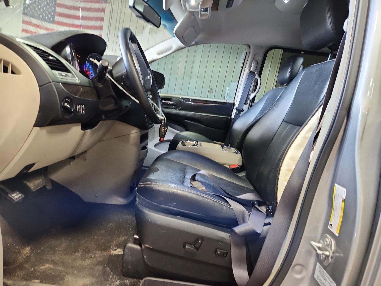 2016 Chrysler Town & Country Touring - Фото 7