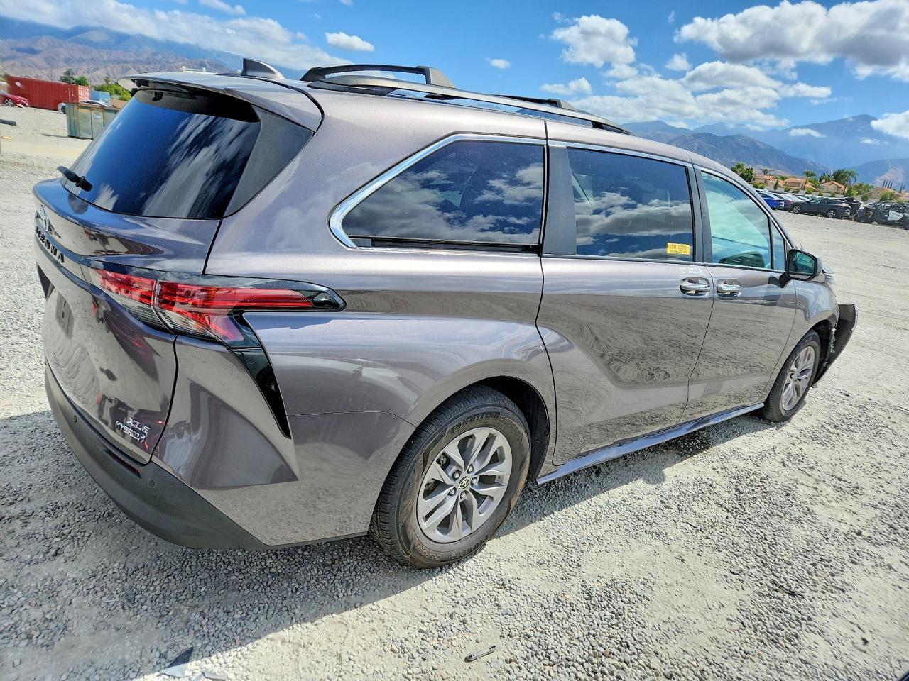 2022 Toyota Sienna Xle - Image 3