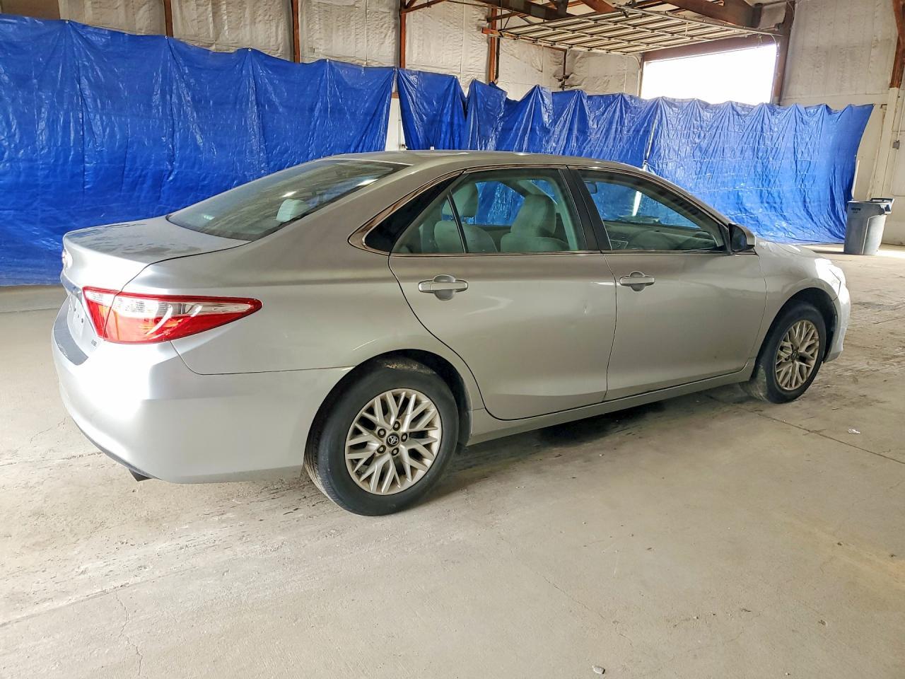 2017 Toyota Camry Le - Фото 3