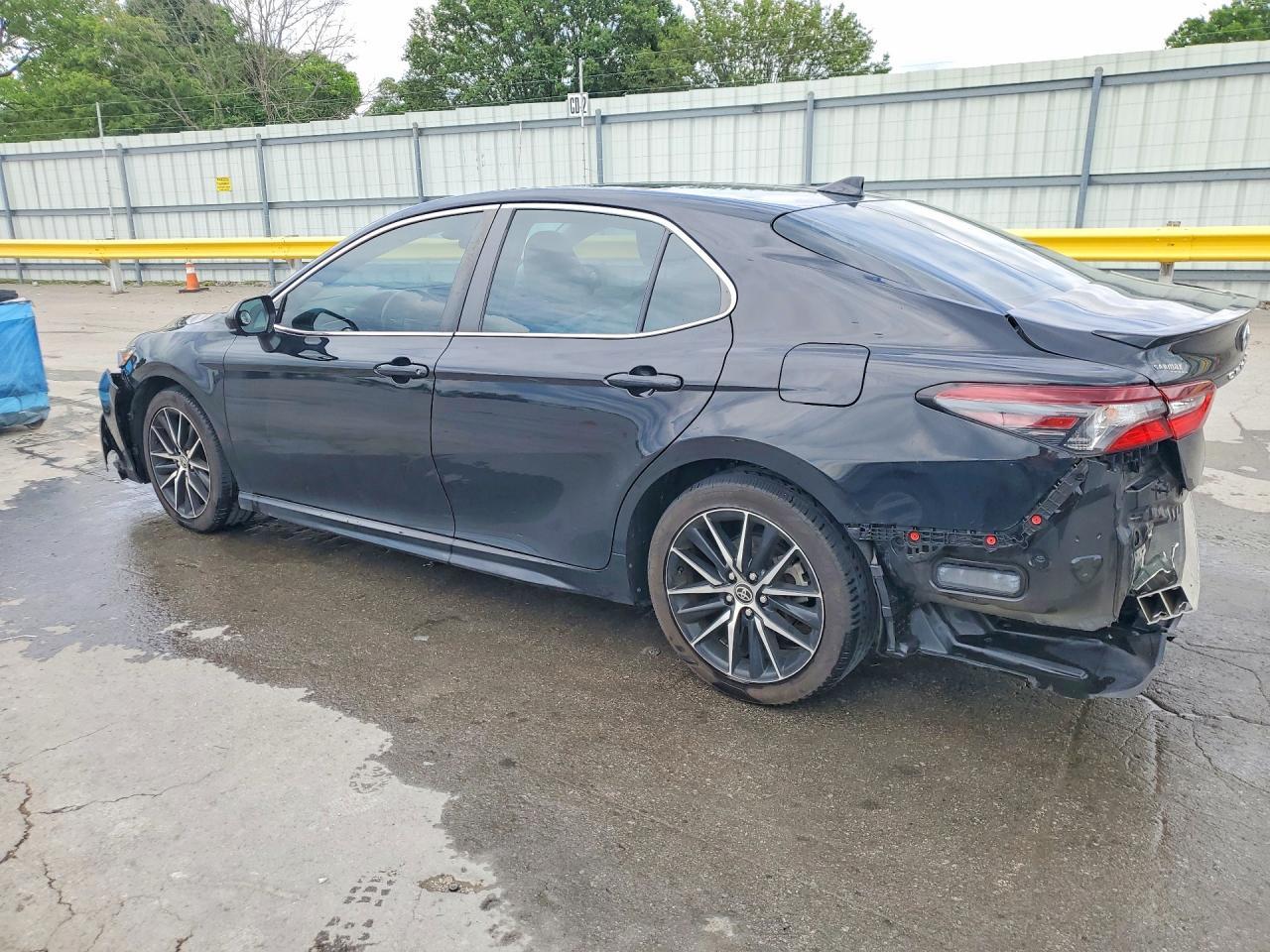 2021 Toyota Camry Se - Фото 2