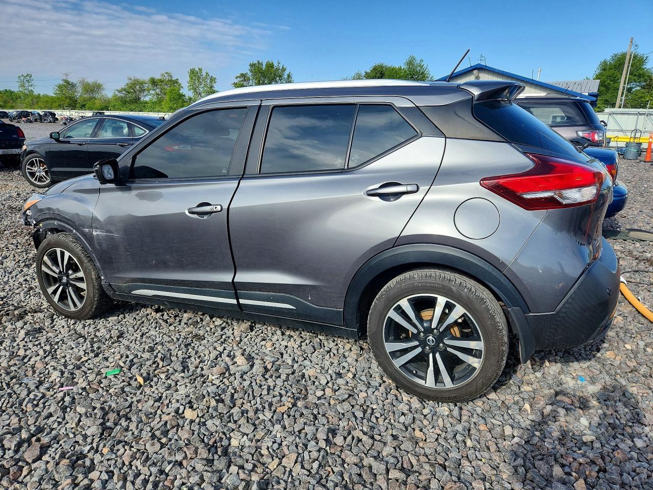 2020 Nissan Kicks Sr - Image 2