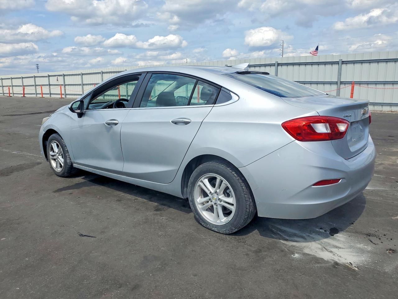 2017 Chevrolet Cruze Lt - Image 2