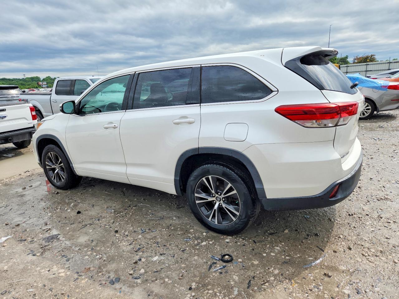 2018 Toyota Highlander Le - Image 2