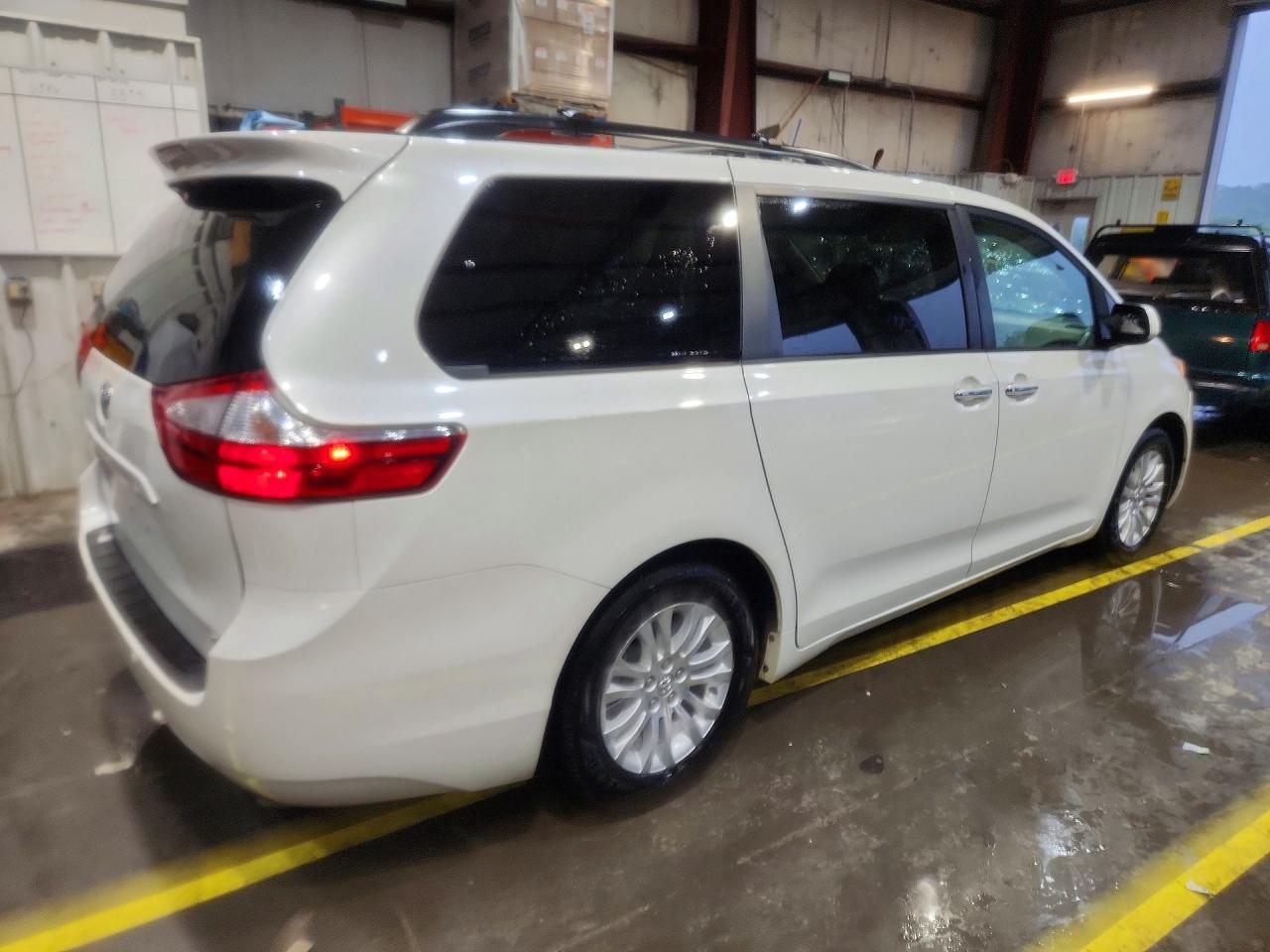 2017 Toyota Sienna Xle Premium 8-Passenger - Image 3