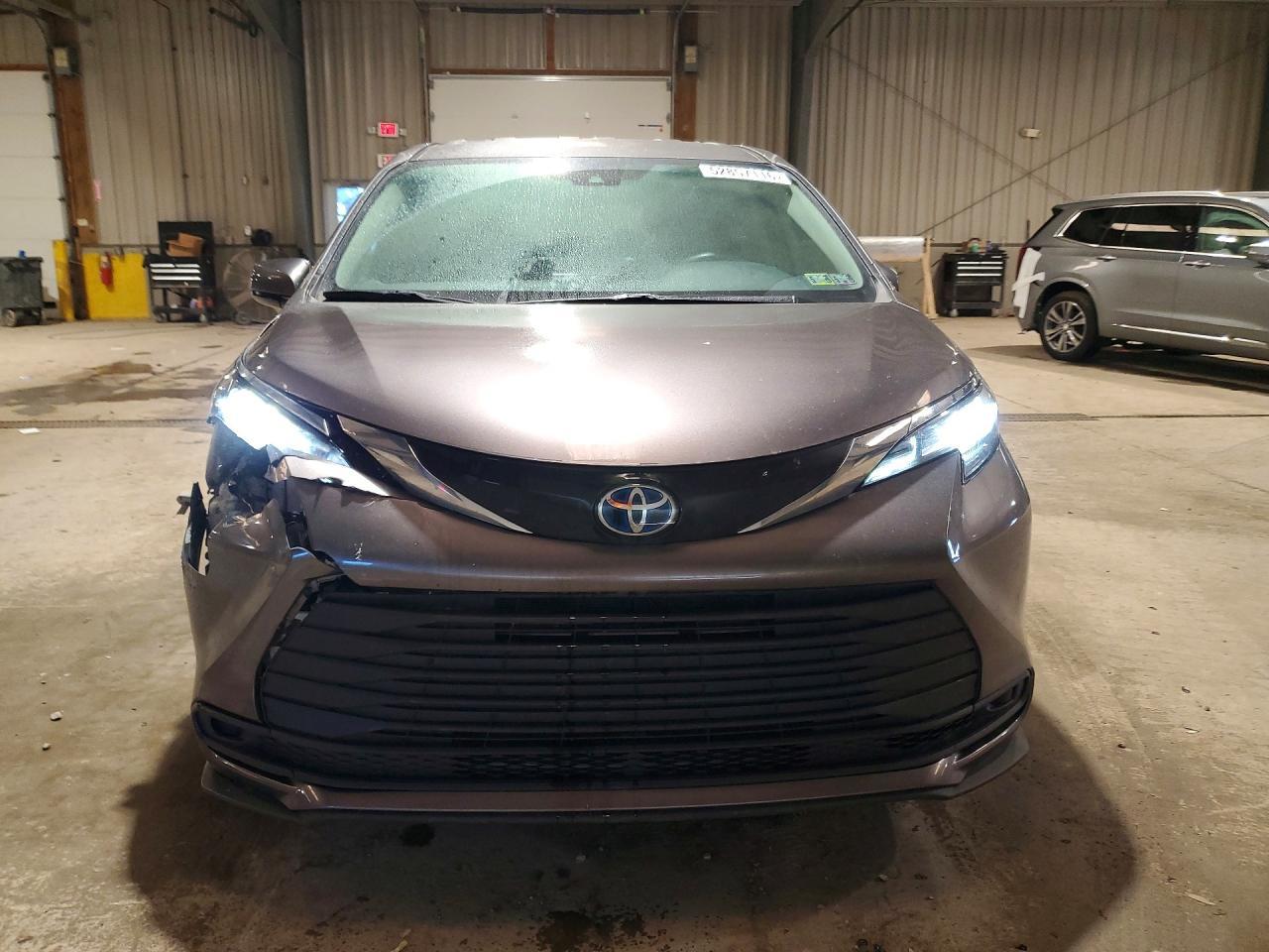 2022 Toyota Sienna Le - Фото 5
