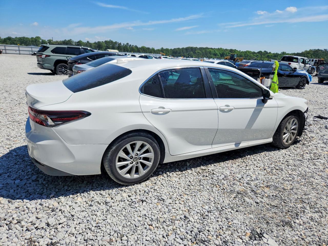 2022 Toyota Camry Le - Фото 3