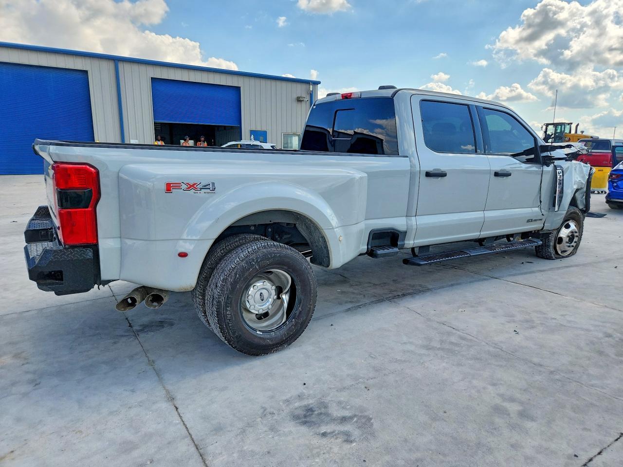 2025 Ford F350 Super Duty - Фото 3