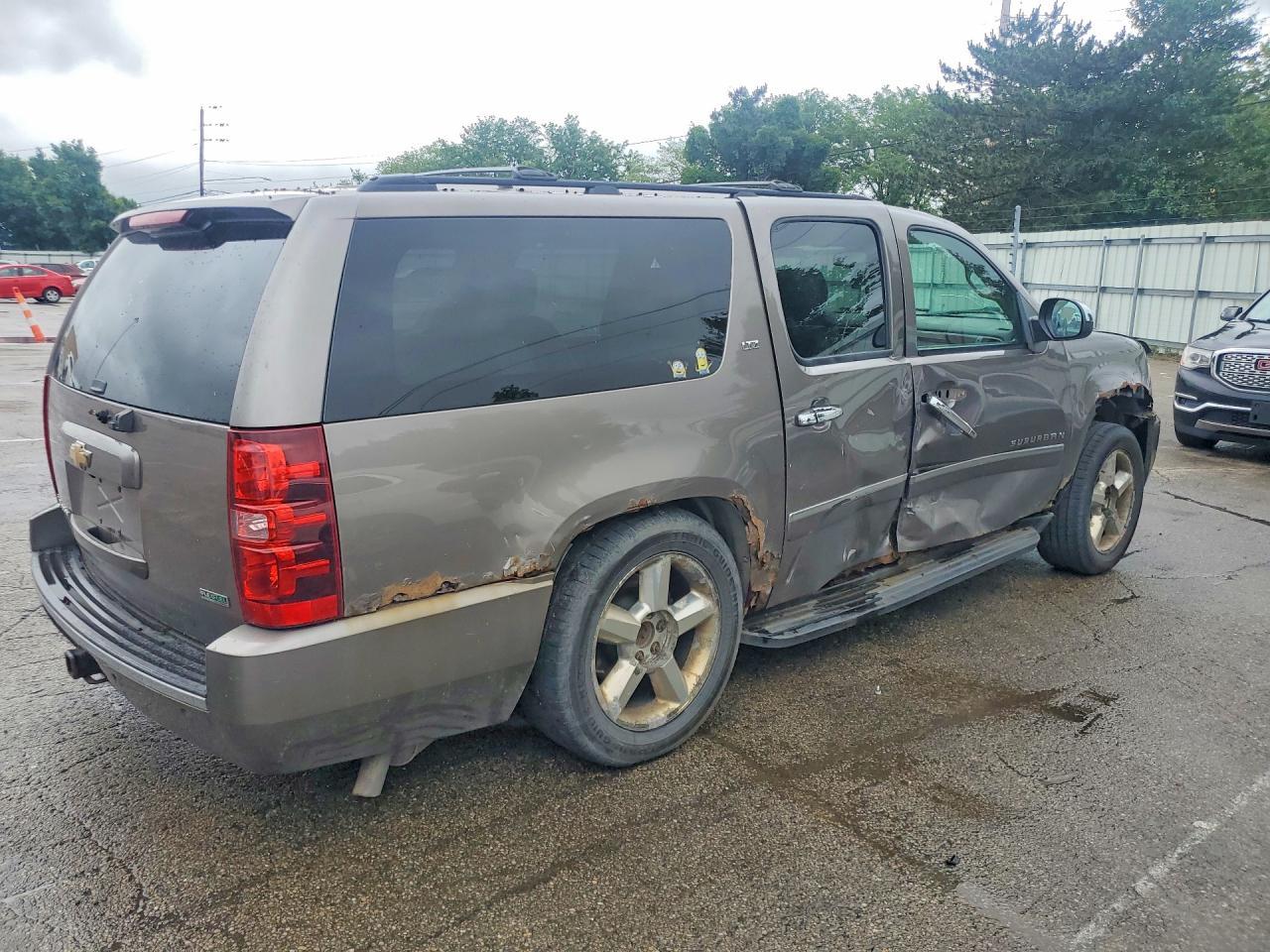 2011 Chevrolet Suburban K1500 Ltz - Image 3