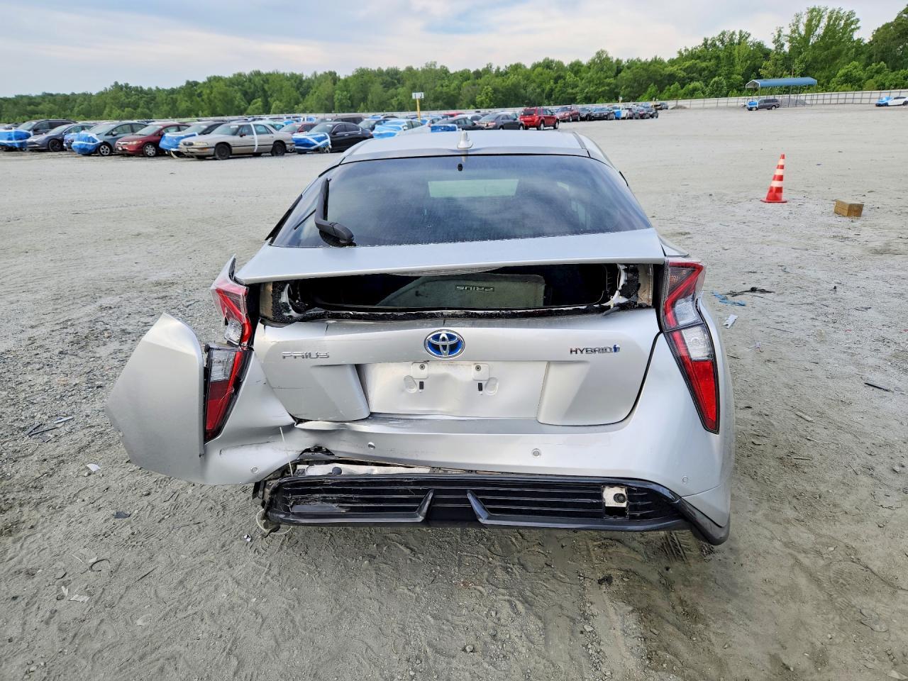 2017 Toyota Prius Four Touring - Image 6