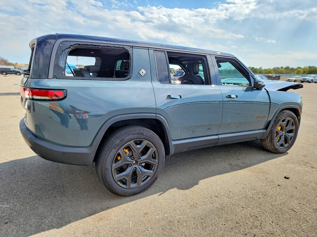 2025 Rivian R1S Premium - Image 3