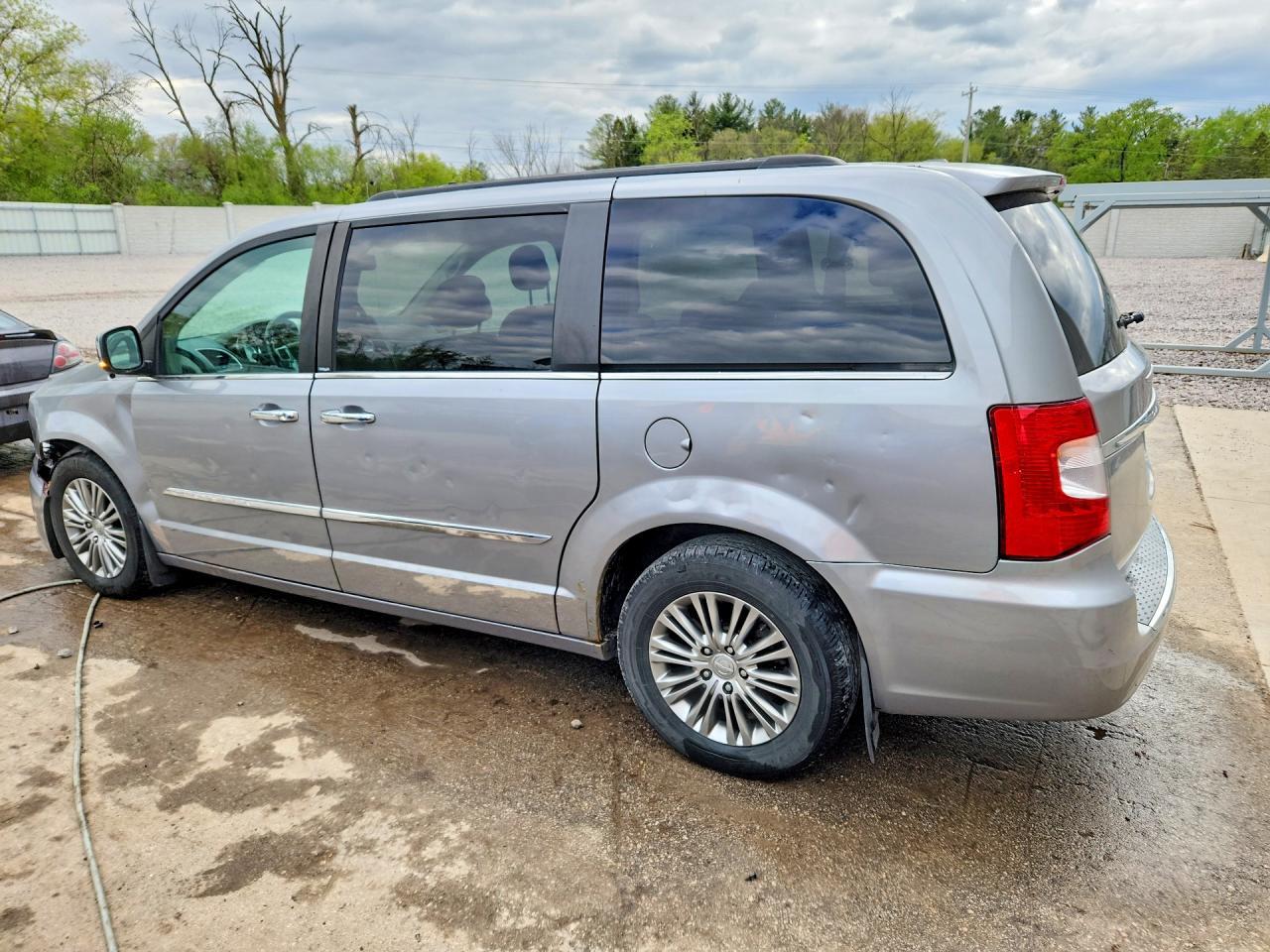 2014 Chrysler Town & Country Touring L - Фото 2