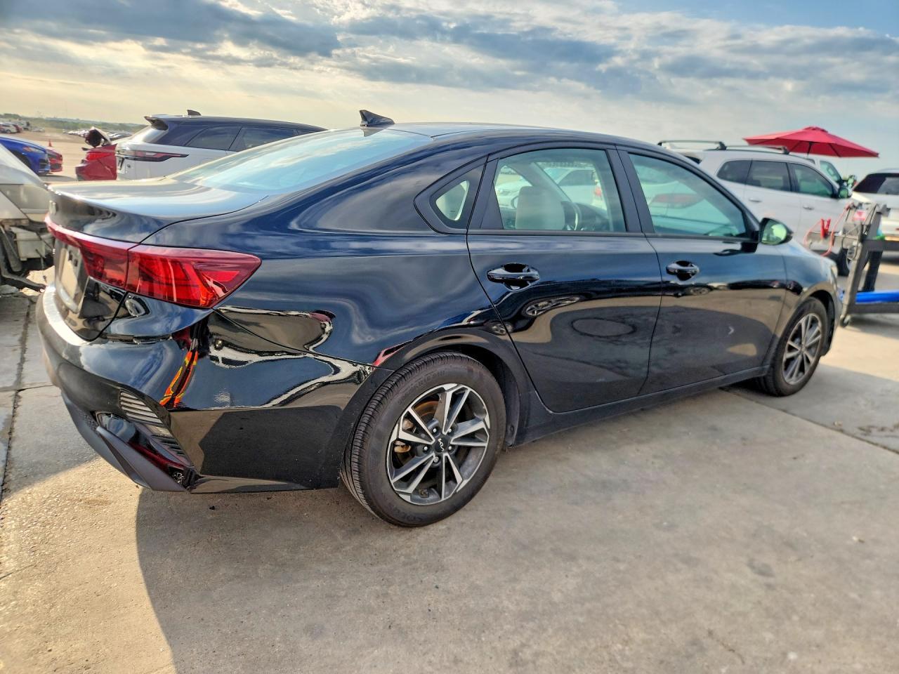 2022 Kia Forte Lxs - Фото 3