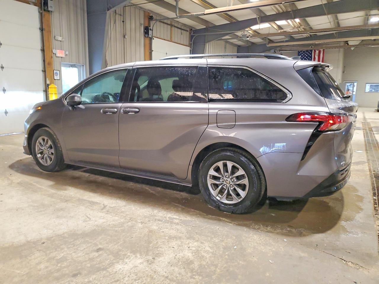 2022 Toyota Sienna Le - Фото 2