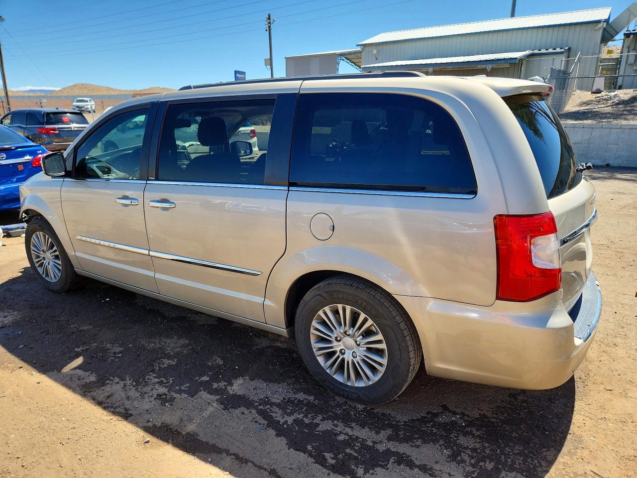 2013 Chrysler Town & Country Touring L - Фото 2
