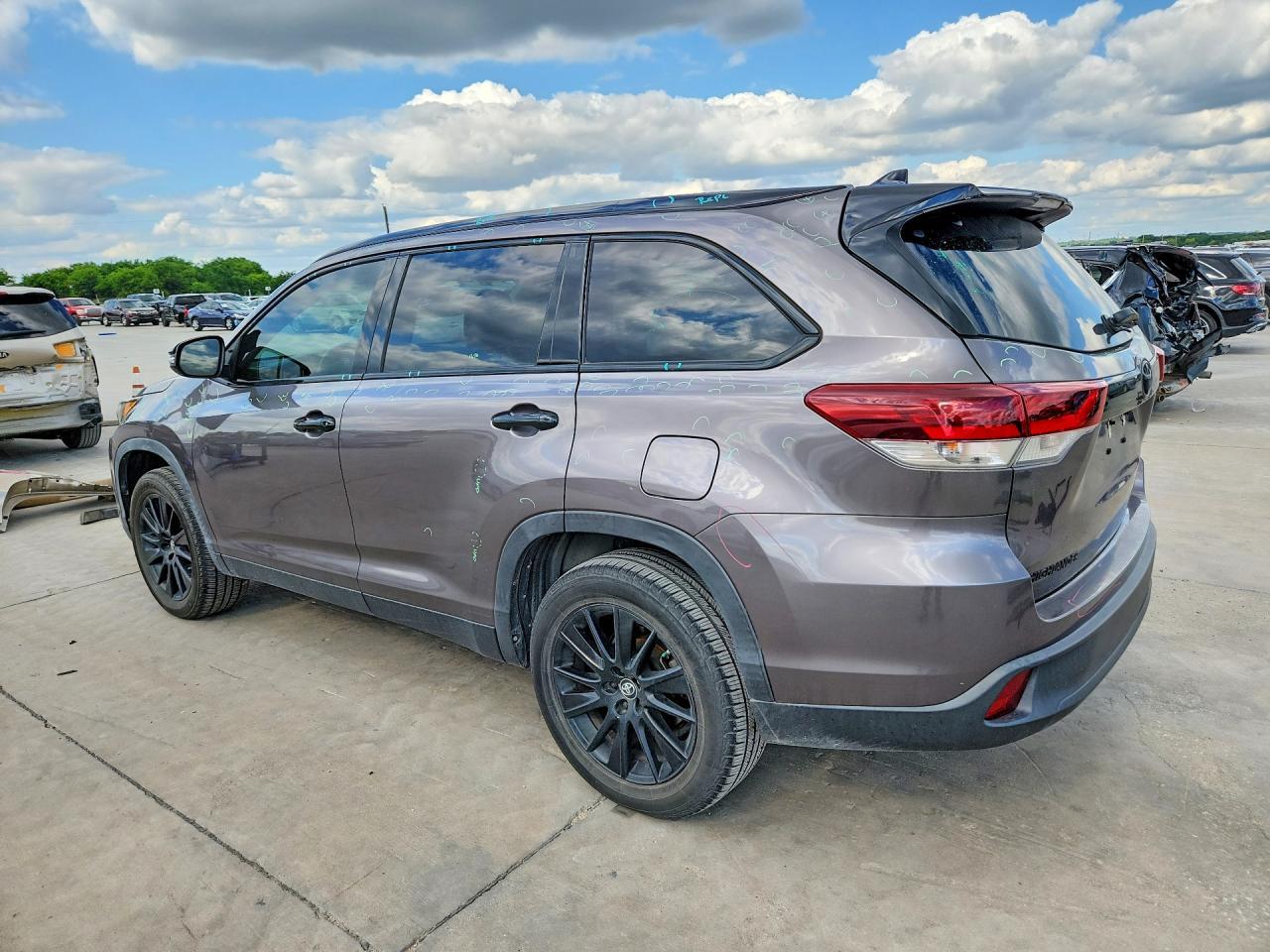 2019 Toyota Highlander Se - Image 2