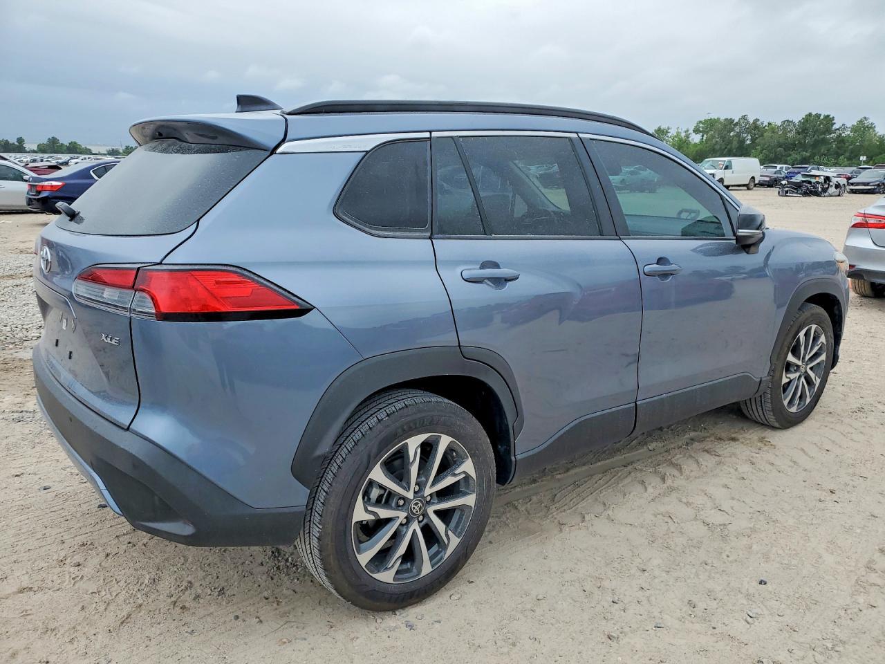 2025 Toyota Corolla Cross Xle - Image 3