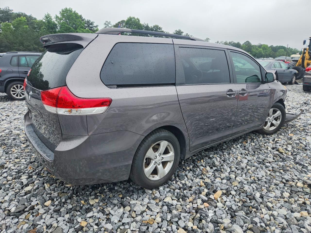 2012 Toyota Sienna Le - Фото 3