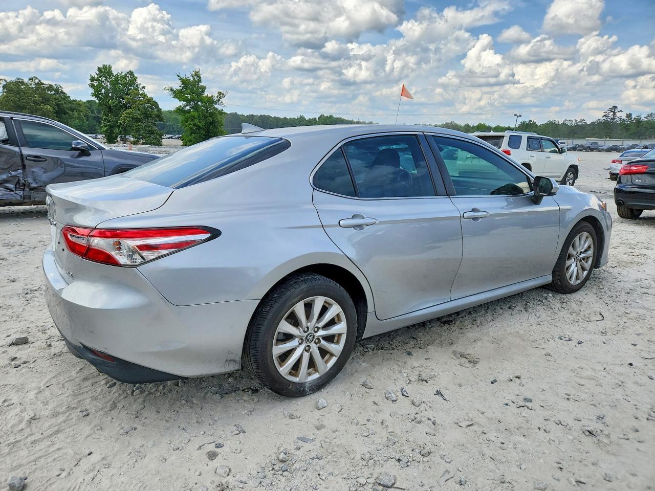 2019 Toyota Camry Le - Фото 3