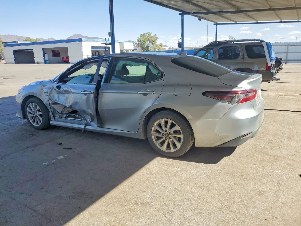 2023 Toyota Camry Le - Фото 2