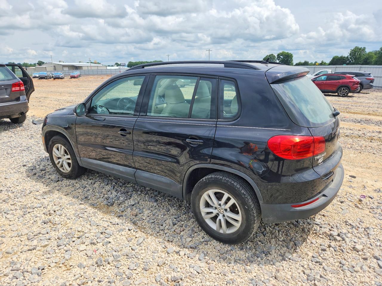 2016 Volkswagen Tiguan S - Фото 2