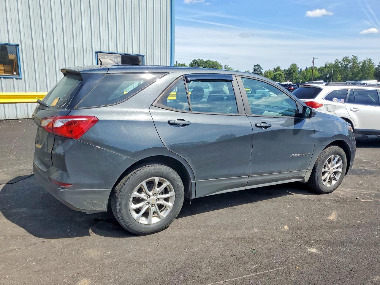2020 Chev Equinox Ls - Фото 3
