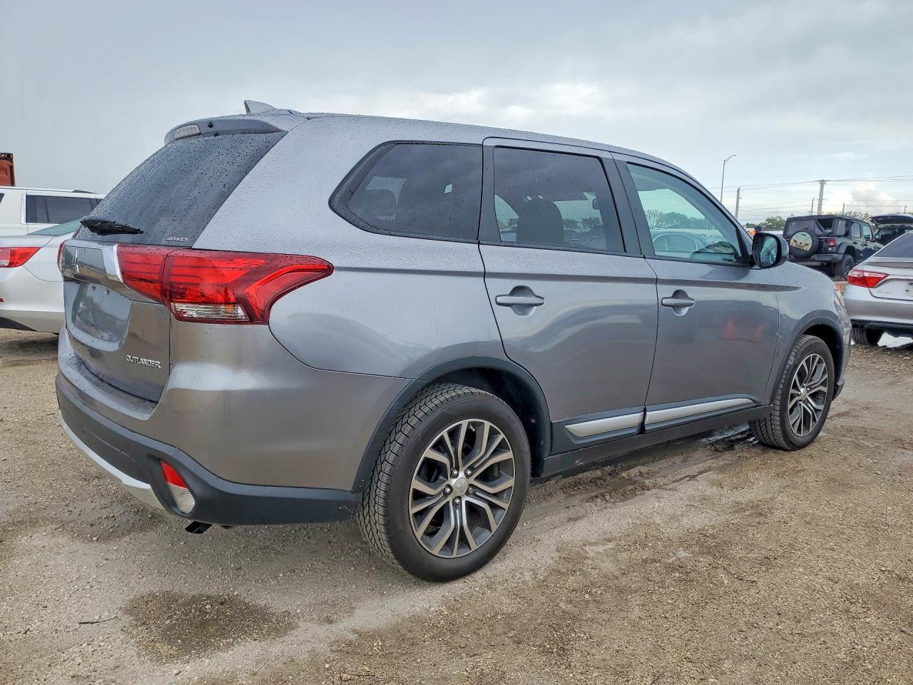 2017 Mitsubishi Outlander Es - Image 3