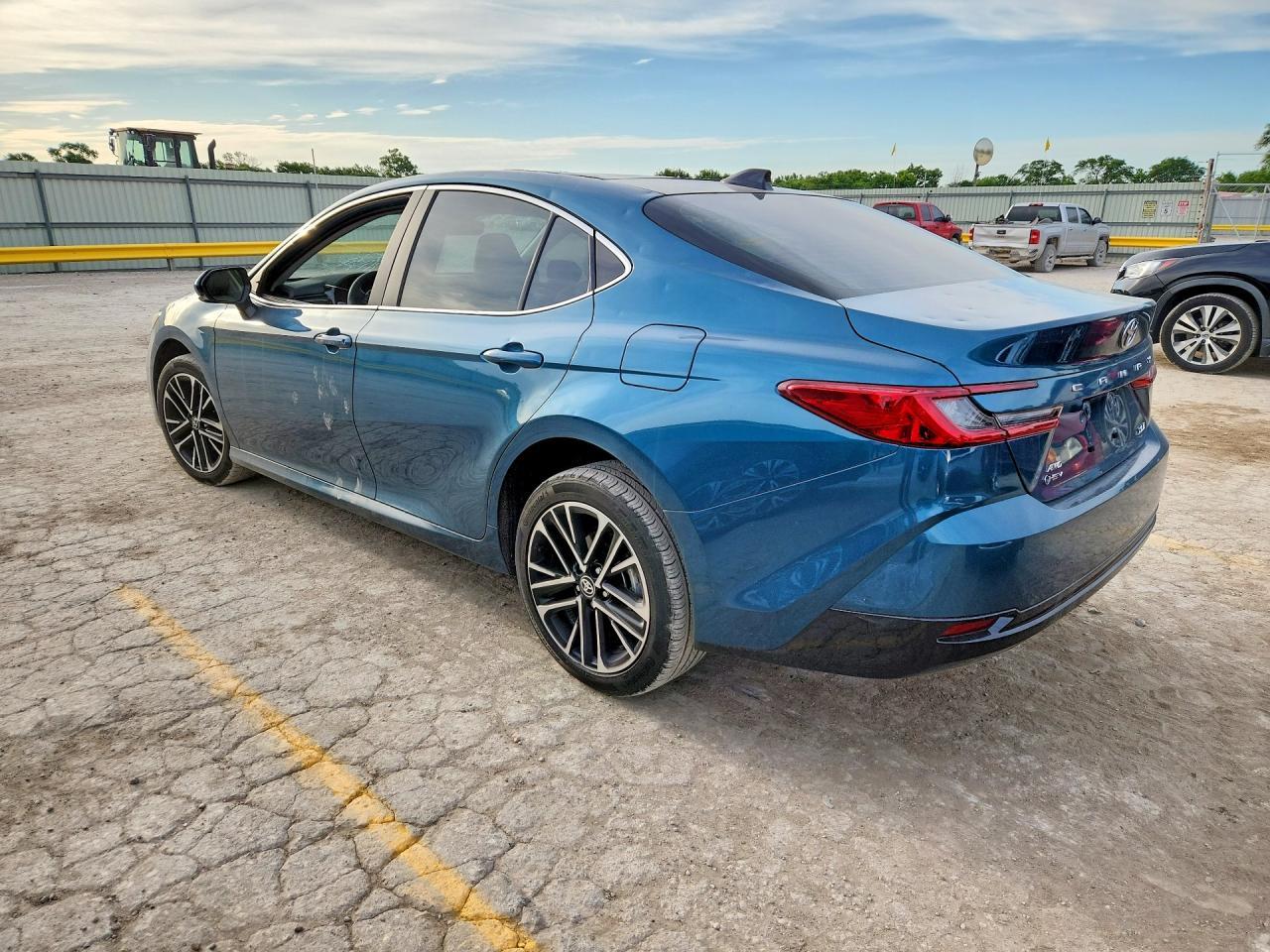 2025 Toyota Camry Xle - Фото 2