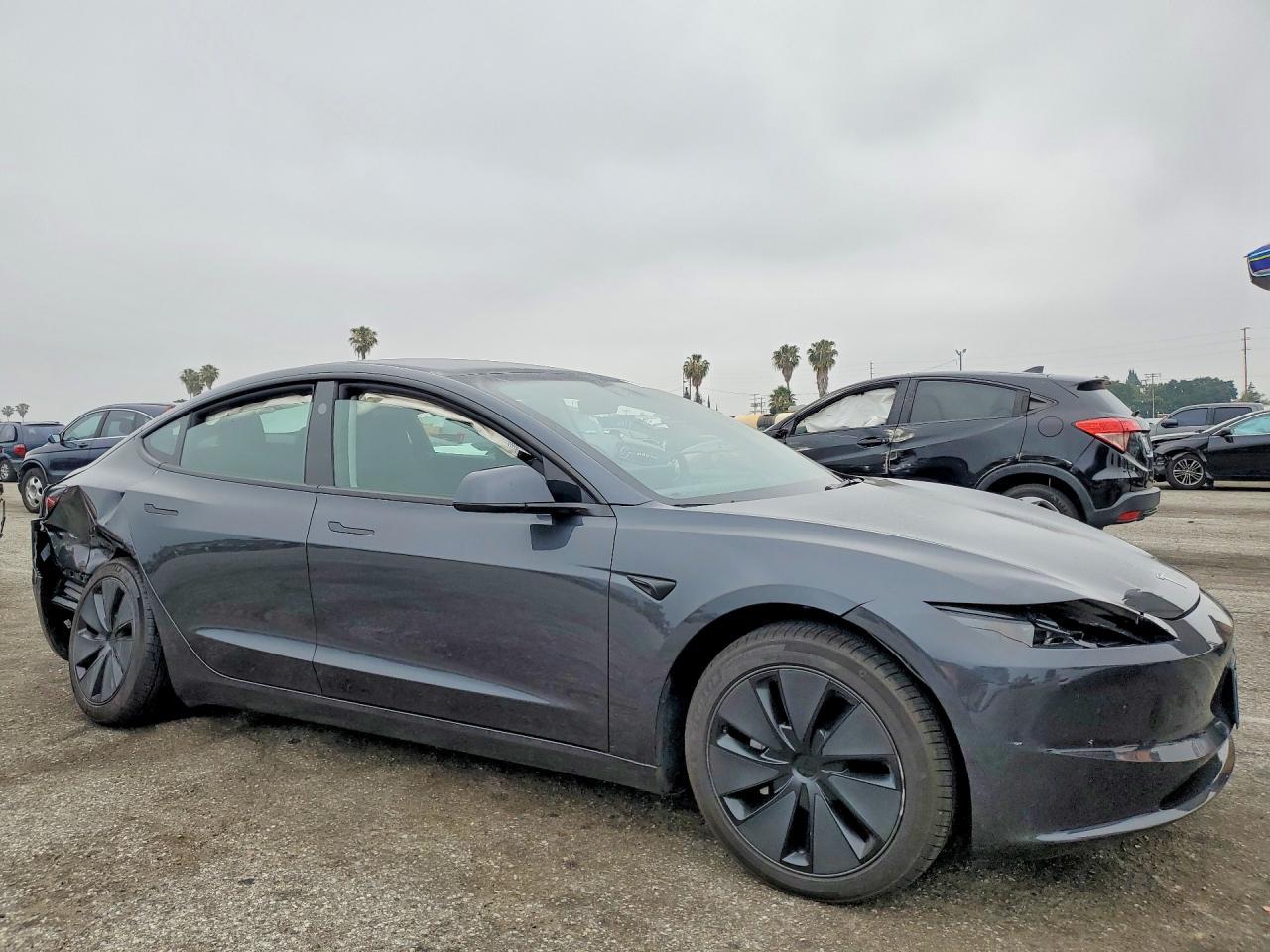 2025 Tesla Model 3 - Фото 4