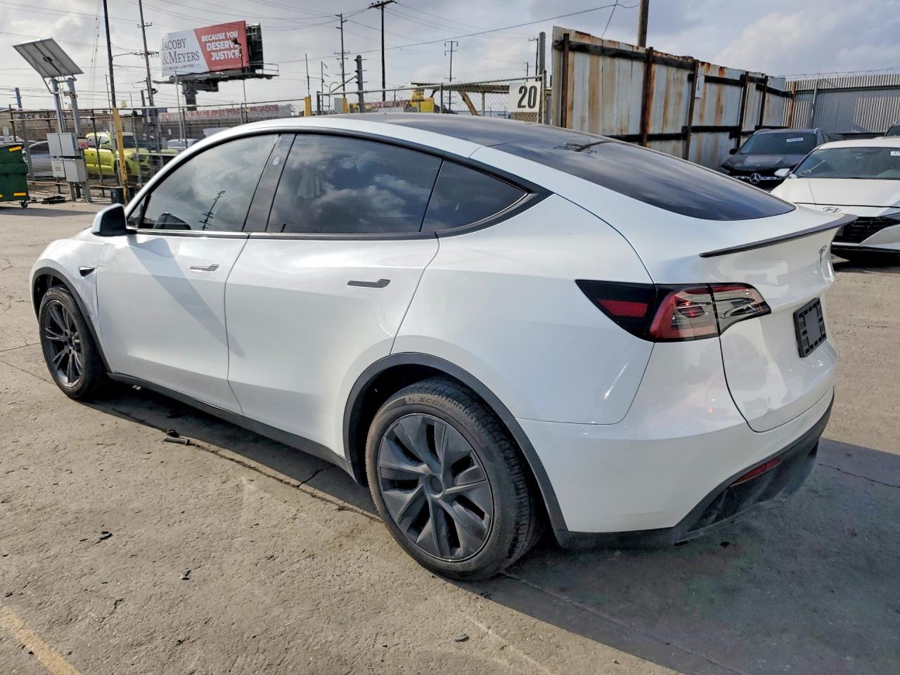 2024 Tesla Model Y - Фото 2